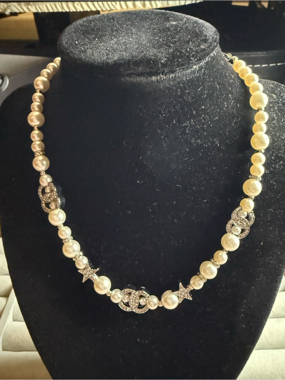 Fashion Jewelry Cream Pearl Necklace with Crystal Logo Accents